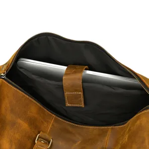 Vue detaillee du compartiment interieur pour ordinateur portable du sac de voyage en cuir.