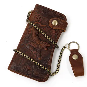 Gros plan détail du portefeuille long en cuir gaufré vintage avec motif tigre et chaîne.