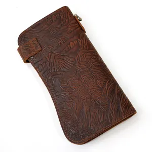 Gros plan détaillé d'un portefeuille long en cuir vintage gaufré avec une texture unique.