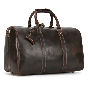 Gros plan détaillé du sac de voyage en cuir marron foncé vintage de fabrication classique.