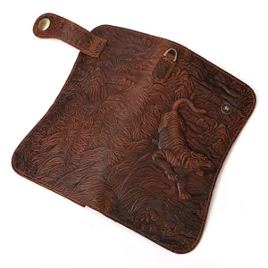Vue rapprochée du long portefeuille en cuir crazy horse vintage avec motif de tigre gaufré.