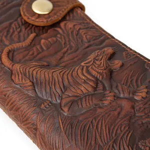 Détail de portefeuille en cuir gaufré avec motif de tigre et cuir crazy horse résistant.