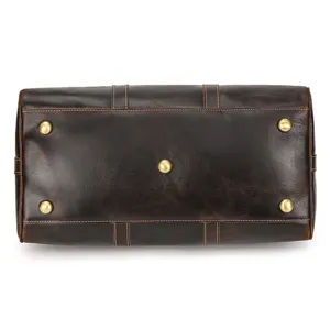 Détail inférieur du sac de voyage vintage en cuir crazy horse avec des pieds en laiton.