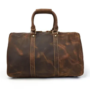 Vue détaillée du sac de voyage en cuir rétro avec des poignées robustes et des ferrures solides.