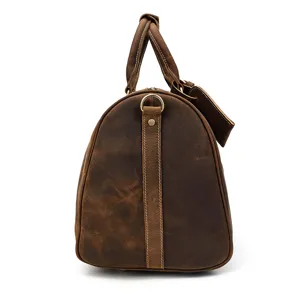 Détail latéral de sac de voyage en cuir de cheval fou vintage, bagage en cuir de vache.