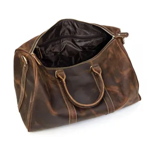 Détail de l'intérieur en cuir marron vintage du sac de voyage avec plusieurs poches.