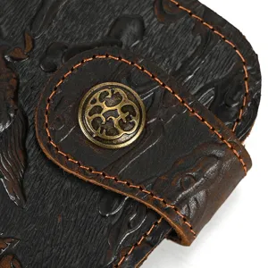 Vue détaillée du portefeuille en cuir de cheval fou marron foncé avec motif gaufré et bouton.