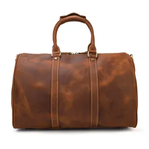 Vue détaillée du sac de voyage en cuir rétro vintage avec coutures fines et ferrures solides.