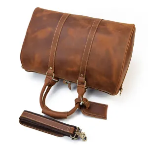 Détail du sac de voyage vintage en cuir crazy horse, sac à main de fitness en cuir de vaches.