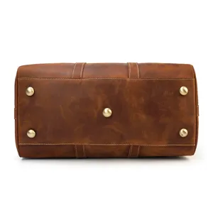 Vue détaillée du fond du sac de voyage rétro en cuir avec des clous métalliques.