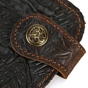 Photo de détail d'un portefeuille en cuir gaufré, texture rétro crazy horse avec bouton métallique.