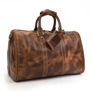 Détail du sac de voyage en cuir vintage montrant la texture haut de gamme et la finition.