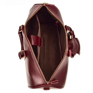 Vue détaillée de l'intérieur du sac de voyage en cuir avec compartiment spacieux et poches.