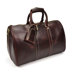 Détails du sac de voyage en cuir marron rétro, coutures soignées, fermoirs solides.
