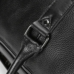 Close-up van de handvatverbinding, metalen hardware gesp en ritssluiting van de lederen tas.
