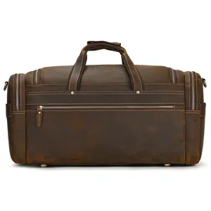 Primer plano del bolso de viaje vintage de cuero marrón con costuras detalladas.