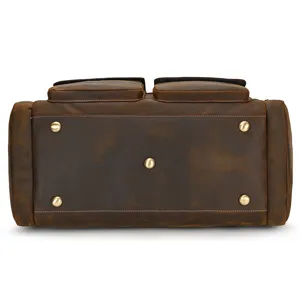 Detalle de la parte inferior de bolsa de viaje de cuero vintage, primer plano de bolso.