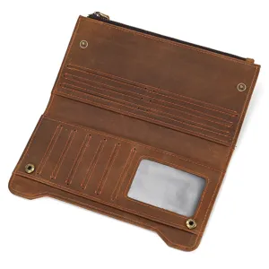 Detalle interior de billetera larga de cuero vintage con ranuras para tarjetas y cierre.
