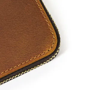 Close-up detail van de vintage crazy horse lederen portemonnaie met prachtige gouden rits.