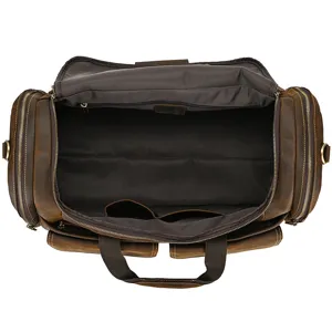 Vista detallada del interior de la bolsa de viaje de cuero vintage con amplios compartimentos