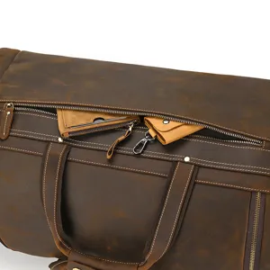 Detalle de bolsa de viaje de cuero vintage crazy horse con cremalleras metálicas y costuras.