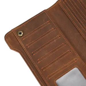 Detalle de una cartera larga vintage de cuero Crazy Horse con múltiples ranuras para tarjetas.