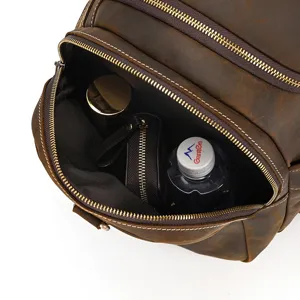 Detalle interior de la mochila de cuero vintage con gran capacidad de almacenamiento.