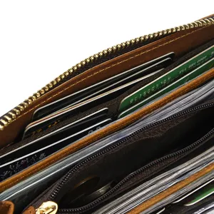 Detailopname van de binnenkant van vintage lang leren portemonnee met kaartsleuven.