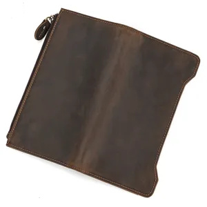 Primer plano detallado de la cartera de cuero vintage que muestra costuras y cremallera.