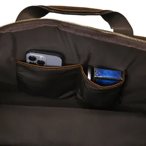 Detalle interior del bolso de viaje vintage de cuero con gran capacidad y bolsillos.