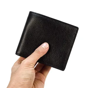 Primer plano detallado de cartera bifold para hombre en cuero negro con múltiples ranuras.