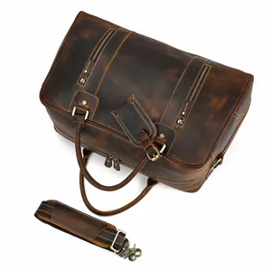 Primer plano de los detalles de la bolsa de viaje de cuero vintage, hebillas y correa.