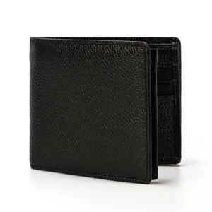 Vista detallada de la cartera plegable de cuero genuino negro con ranuras para tarjetas y diseño.