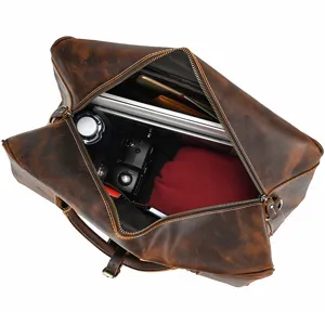 Detalle interior de bolsa de viaje de cuero vintage, gran diseño de capacidad para negocios.