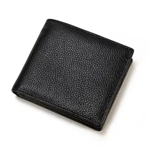 Vista detallada de la cartera plegable de cuero genuino negro con textura de grano fino.