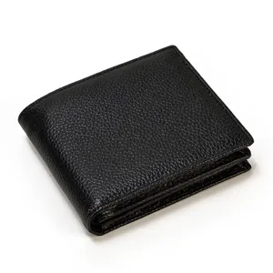 Primer plano detallado del monedero de cuero negro con textura fina y costuras limpias.