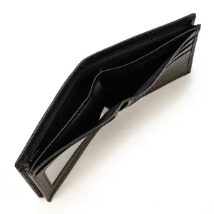 Detalle de cartera de hombre en cuero negro con ranuras para tarjetas y bolsillo con cremallera.