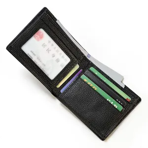 Cartera corta de hombre en piel, detalle de ranuras para tarjetas y compartimento.