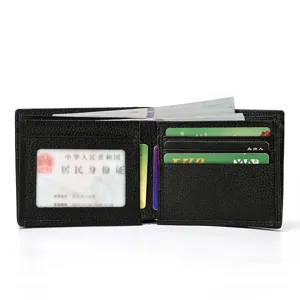 Detalle de cartera bifold de cuero genuino negro para hombre con tarjeteros y ventana ID.