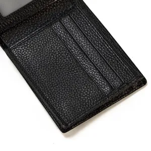 Detalle de la cartera de cuero negro que muestra las ranuras para tarjetas y la textura.