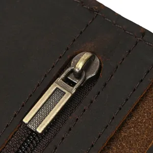 Λεπτομέλεια κλεισίματος πορτοφολιού από vintage δέρμα, ποιοτικά μεταλλικά υλικά.