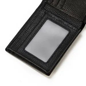 Detalle de cartera plegable de cuero genuino negro para hombre con ranuras y ventana de ID.