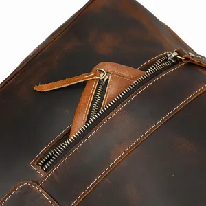 Detalle de primer plano de bolsa de viaje de cuero con cremallera y costuras resistentes.