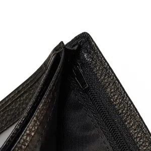 Primer plano de los detalles del interior de la cartera de cuero con cremallera.