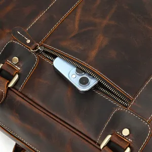 Primer plano detallado del bolsillo con cremallera de la bolsa de viaje de cuero.