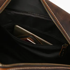 Vista detallada del bolsillo interior con cremallera de una bolsa de viaje de cuero.