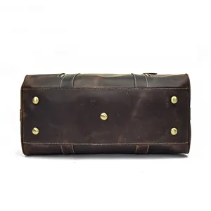 Bolsa de viaje de cuero caballo loco vintage vista detallada inferior con tachuelas