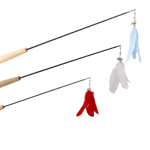Varita larga de juguete para gatos con mango de madera, plumas de colores y cascabel interactivo.