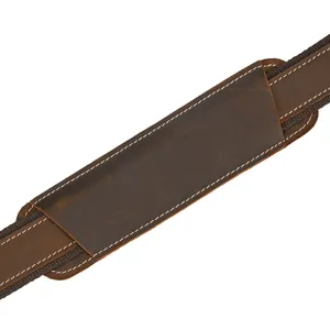 Detalle de la correa del asa de la bolsa de viaje de cuero vintage resistente.
