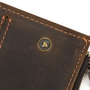 Primer plano de los detalles de una cartera de cuero marrón vintage con botón a presión.